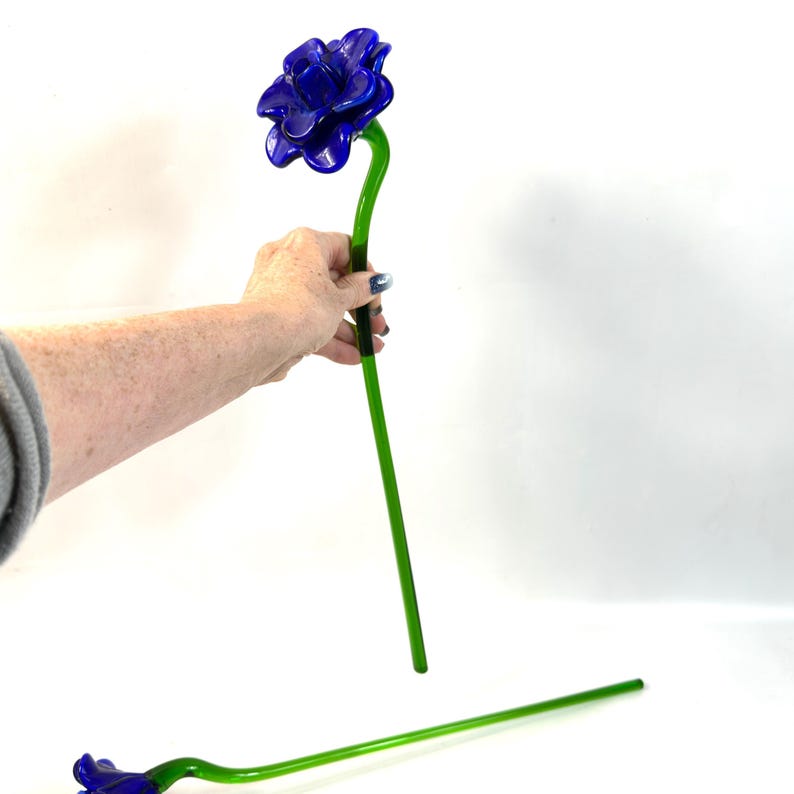 Blue art glass flower sculpture – murano style hand-blown glass stem, 50cm image 6