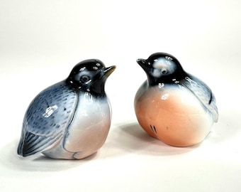 Vintage Porcelain Blue Robins – Pair of Hand-Painted Bird Figurines – 8 cm Collectible Ornaments