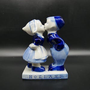 Vintage Delftse kussende jongen en meisje - Blauw en wit aardewerk - Made in Holland