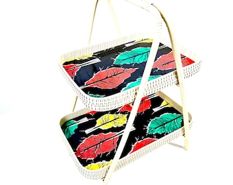 Tavolino da portata di metà secolo, ripiani in formica, struttura in stile rattan intrecciato, alzatina da portata anni '50