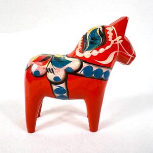 ヴィンテージの赤いダーラ馬の置物 - スウェーデンの民芸品 (5 cm