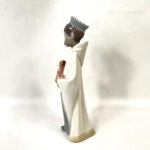 Figura de Lladró: niño coronado sosteniendo un cordero, figura religiosa del nacimiento. imagen 4