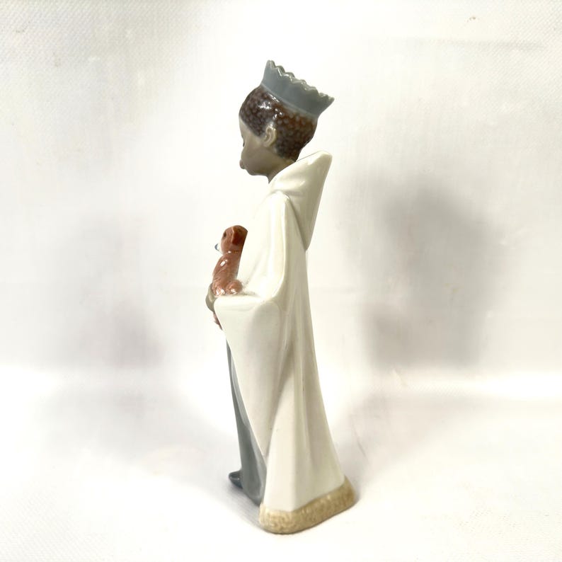 Figura de Lladró: niño coronado sosteniendo un cordero, figura religiosa del nacimiento. imagen 4