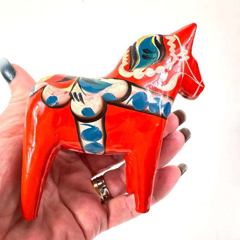 Stara szwedzka figurka konia Dala – ręcznie malowana, czerwona, drewniana, ludowa sztuka, 10 cm zdjęcie 9