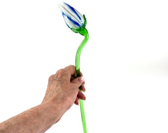 Murano-style hand-blown art glass tulip bud – white & cobalt swirl on long emerald stem