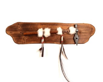 Vintage Wall-Mounted Decorative Axe – Rustic Lodge Decor with Feathers, Leather & Beads, 70 cm
