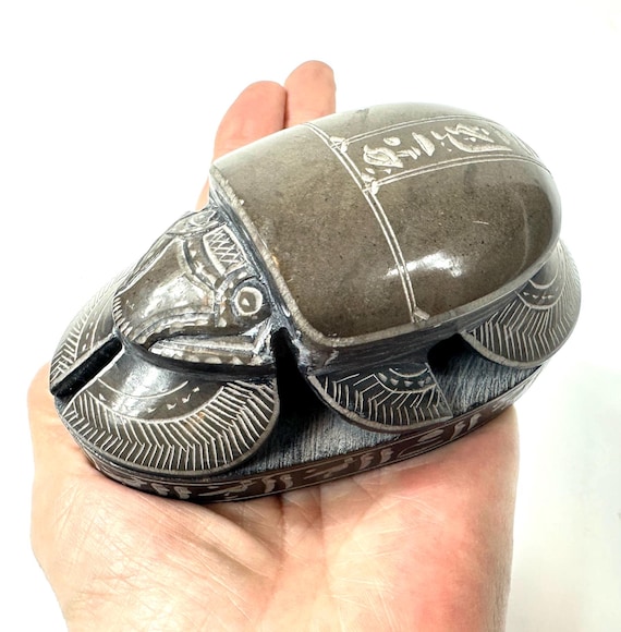 スカラベ（フンコロガシ）のソープストーン製、手彫りのエジプト象形