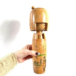 Lalka Kokeshi, duża, zabytkowa japońska figurka z drewna w stylu ludowym Showa zdjęcie 2