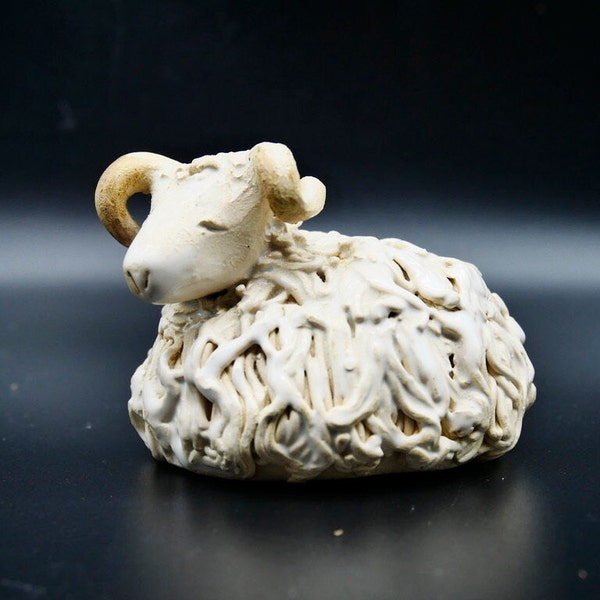 figurine de mouton spaghetti en céramique vintage - Studio Pottery Ram - Signé NEA 1999