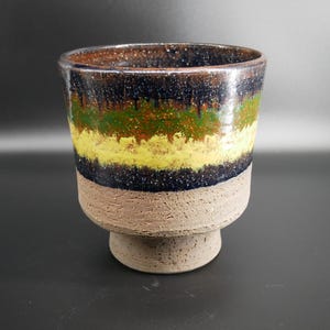 Doniczka ceramiczna w stylu Mid-Century Modern – ręcznie wykonana, wielokolorowa, kamionkowa