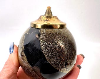Vintage Black Glass Oil Lamp – Gold Crackle Decoration & Brass Lid, 10 cm