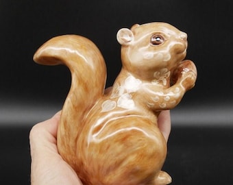 Stara ceramiczna figurka wiewiórki - malowana ręcznie, sygnowana, wyprodukowana w Szwecji