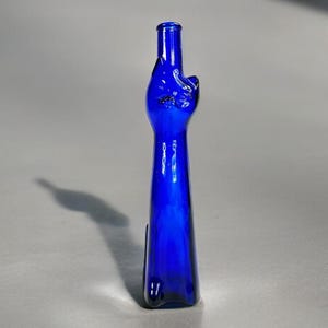 Bottiglia vintage in vetro blu con un simpatico gatto – decanter da collezione, vaso o portacandele immagine 10