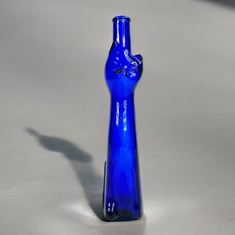 Bottiglia vintage in vetro blu con un simpatico gatto – decanter da collezione, vaso o portacandele immagine 10