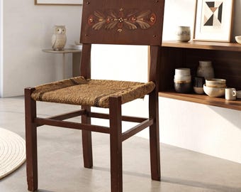 Silla vintage de arte popular sueco, asiento de junco tejido, madera pintada a mano, decoración rústica.
