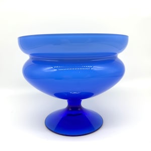 Orrefors Art Glass Sockelschale - 1980er Jahre schwedischer Tischgesteck in Himmel- und Kobaltblau-Überfang, 20 cm Durchmesser