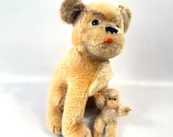 Vintage Steiff Dog “Mopsy” – 1960s Mohair Pug with Button, 21 cm Sitting German Collectible