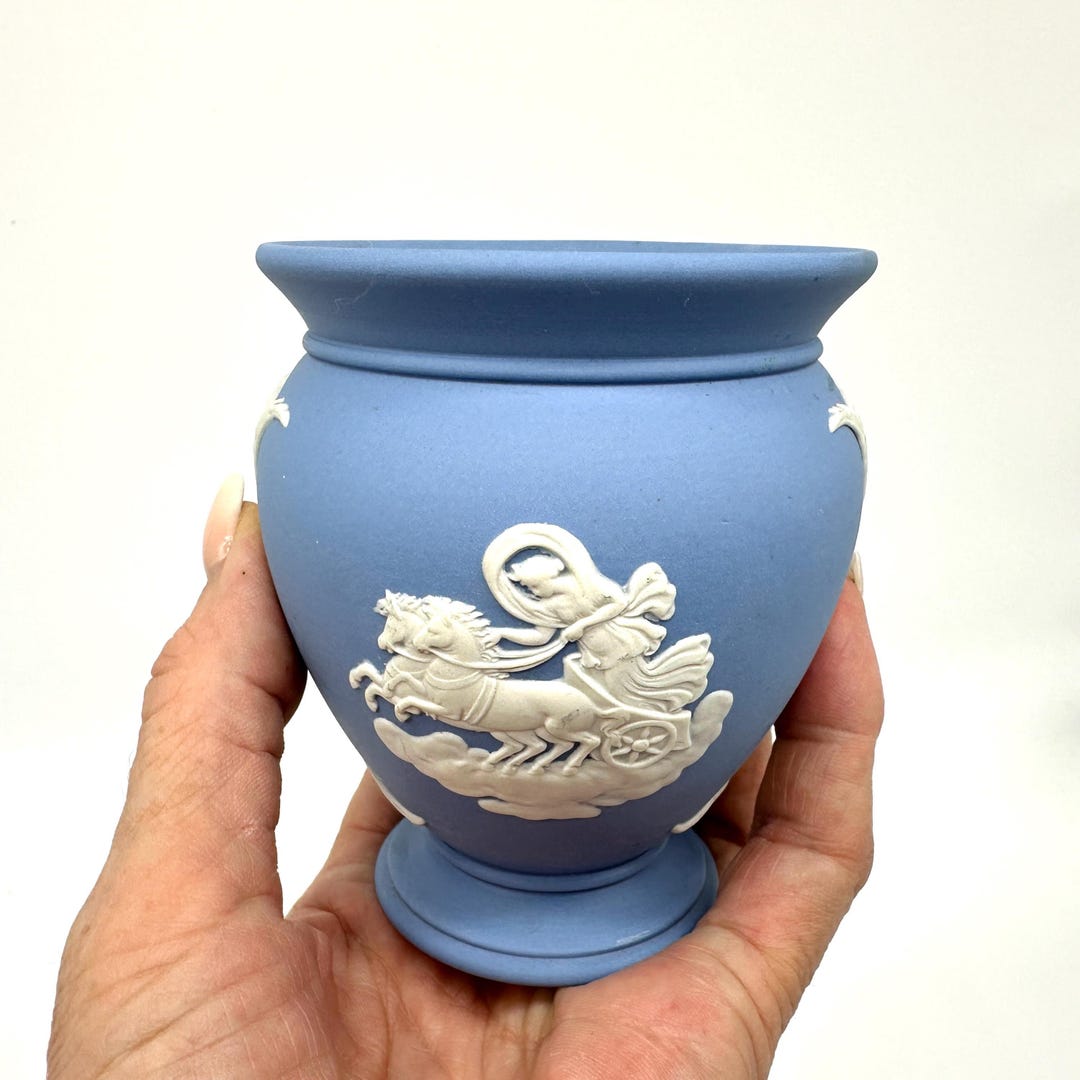 　Jasperware　花瓶　英国製 ジャスパーウェアの花瓶、ウェッジウッドブルー、古典的レリーフ