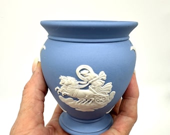 Jasperware Vase, Wedgwood Blue, Klassisches Relief, England