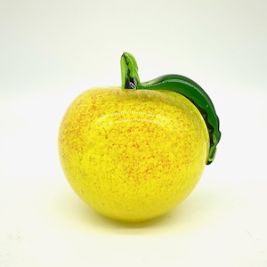 Sculpture vintage de pomme en verre – Fruit jaune avec feuille soufflé à la main, style Kosta Boda Murano