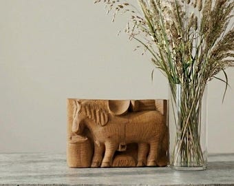 Antica scultura di cavallo in legno intagliato a mano del 1929 – Arte popolare scandinava