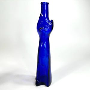 Bottiglia vintage in vetro blu con un simpatico gatto – decanter da collezione, vaso o portacandele immagine 7