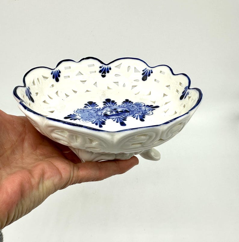 Vintage delft style porcelain bowl – blue & white reticulated footed dish, windmill scene, 16 cm image 7