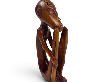 Afrikanische Holzfigur, Skulptur eines kauernden Mannes aus den 1970er Jahren, modernistische Volkskunstdekoration