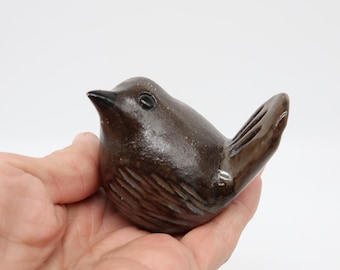 Vintage Pottery Wren Sculpture – Signed “Walt Tuero”, Handcrafted Bird Figurine, Brown Glaze, 6.5 cm