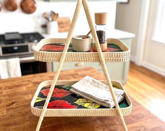 Soporte de servicio vintage de dos niveles de mediados de siglo, estructura de ratán tejido, estampado de hojas de la década de 1960.