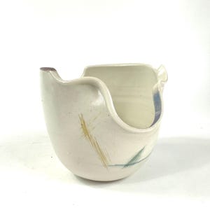 Studio Keramik Skål J Higgins 1981, Signerad Keramik, Skulptural Kant, 17 cm