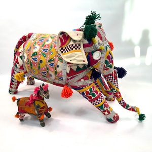 Vintage Rajasthaanse Indiase olifant – grote handgemaakte volkskunst met borduurwerk, spiegel, kralen en kwastjes