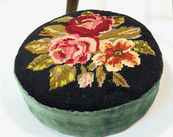 Taburete con bordado floral, taburete redondo antiguo, asiento tapizado del siglo XIX.