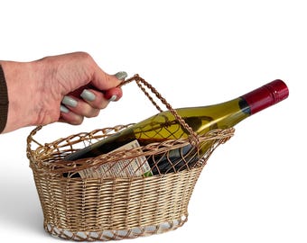 Cesta para botellas de vino de estilo francés, soporte de metal tejido en tono dorado, artículos de bar de mediados de siglo.