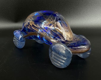 Figurine vintage abstraite de voiture en verre bleu et or Sculpture - Signée