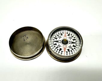 Vintage military-style compass – heavy metal pocket compass with rotating bubble level