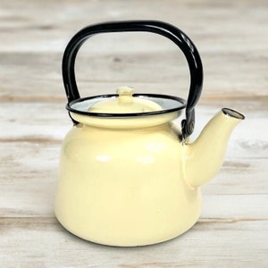 Vintage kitchen enamel tea pot - Large enamelled kettle with lid - Farmhouse 2 Litre kettle, rustic kitchen decor