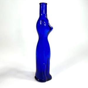 Bottiglia vintage in vetro blu con un simpatico gatto – decanter da collezione, vaso o portacandele immagine 6