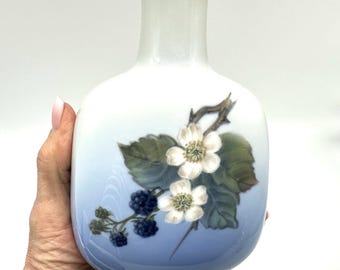 Royal Copenhagen Porcelain Vase – Bramble Flower & Blackberry Motif, Denmark, 14.5 cm