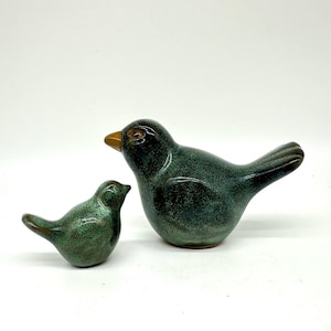 Grüne Studiokeramik-Vögel – 1970er Jahre handgefertigte Studiokeramik-Vogelskulptur