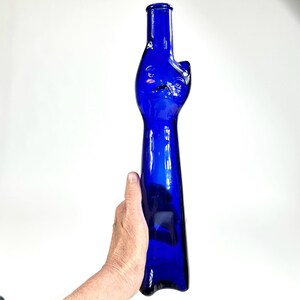 Bottiglia vintage in vetro blu con un simpatico gatto – decanter da collezione, vaso o portacandele immagine 9