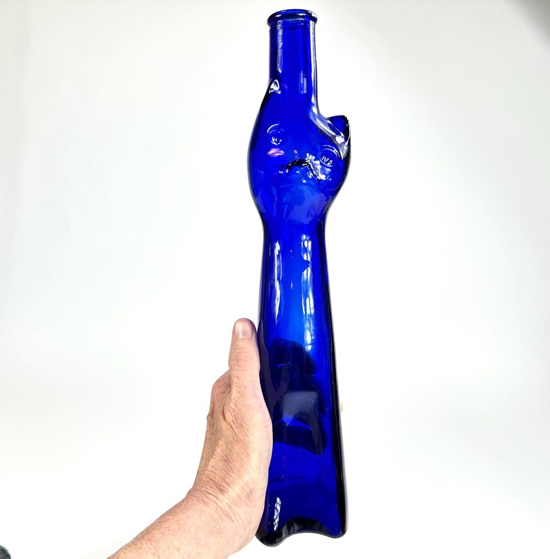Bottiglia vintage in vetro blu con un simpatico gatto – decanter da collezione, vaso o portacandele immagine 9