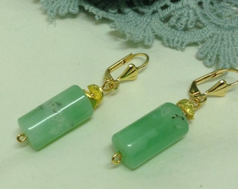 Peut inclure: Une paire de boucles d'oreilles en pierre verte avec des accents dorés et une fermeture à clip.