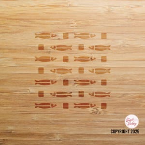 Puede incluir: Tabla de cortar de bamb&uacute; de color marr&oacute;n claro con un patr&oacute;n repetido de peces y formas cuadradas grabadas. El texto "COPYRIGHT 2025" es visible. Ideal para la cocina.