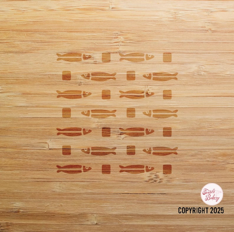 Puede incluir: Tabla de cortar de bamb&uacute; de color marr&oacute;n claro con un patr&oacute;n repetido de peces y formas cuadradas grabadas. El texto "COPYRIGHT 2025" es visible. Ideal para la cocina.