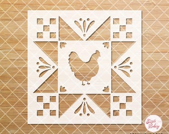 Può includere: Uno stencil quadrato bianco con la sagoma centrale di una gallina circondata da motivi geometrici tra cui triangoli, piccoli quadrati e motivi floreali stilizzati. Il design è simmetrico con ritagli presenti su tutta la forma quadrata.