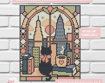 Può includere: Un kit per pittura diamante 20cm x 25cm con una vista pixelata dello skyline cittadino attraverso una finestra ad arco. Un gatto nero siede su un davanzale accanto a una tazza con un cuore. Include punte scintillanti, opzioni rotonde e quadrate.