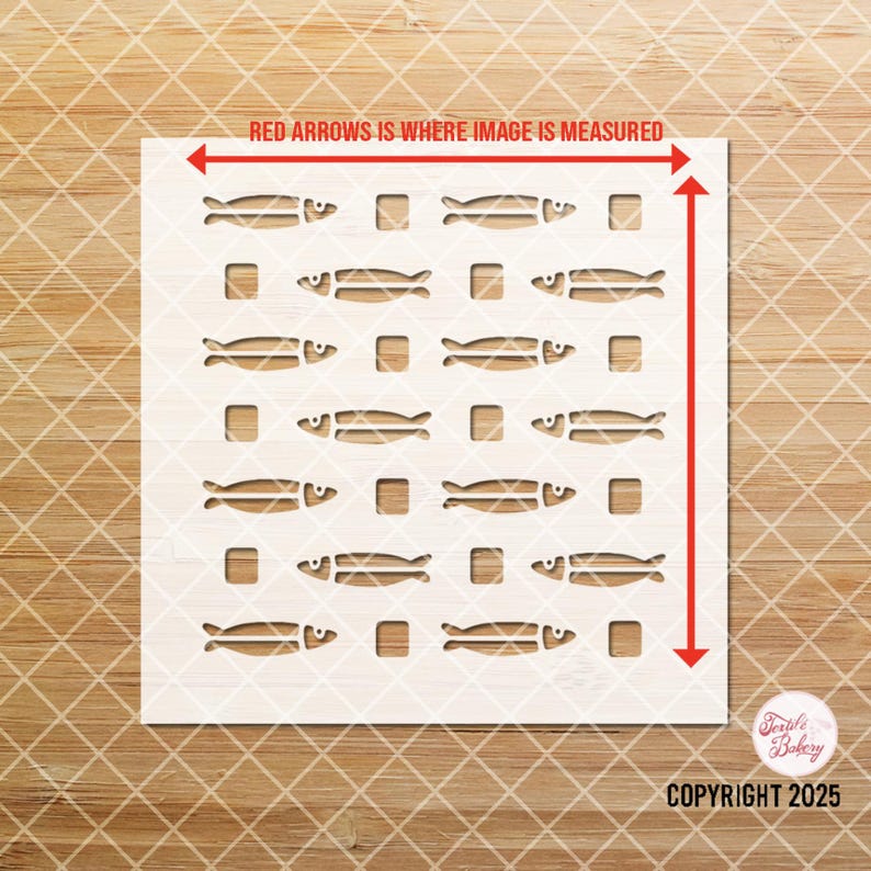 Puede incluir: Un est&eacute;ncil rectangular de color claro con un patr&oacute;n repetitivo de peces y recortes cuadrados. El est&eacute;ncil tiene el texto "Double Bakery COPYRIGHT 2025" en la esquina inferior derecha. La imagen se mide con flechas rojas.