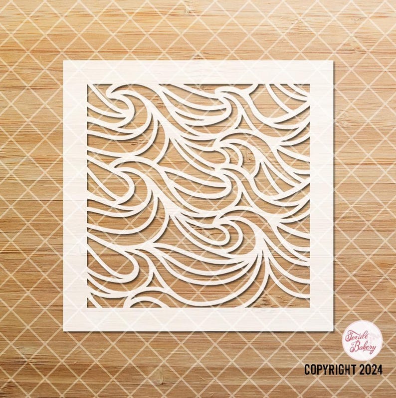 Puede incluir: Un dise&ntilde;o blanco, intrincado y decorativo con un patr&oacute;n de espiral, que se asemeja a olas o plumas. El dise&ntilde;o est&aacute; cortado de un cuadrado de papel blanco, creando un efecto de plantilla. El texto "COPYRIGHT 2024" es visible en la parte inferior de la imagen.
