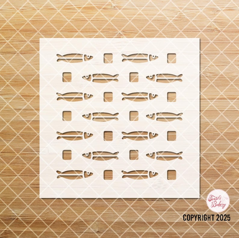 Puede incluir: Un est&eacute;ncil cuadrado de madera clara con un patr&oacute;n repetitivo de peces y cortes cuadrados. El est&eacute;ncil tiene un borde decorativo y el texto "COPYRIGHT 2025".
